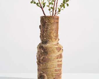 Vintage Brutalist Studio Art Pottery Vas // Grov abstrakt design med grov texturerad finish // Konstnärssignerad och daterad