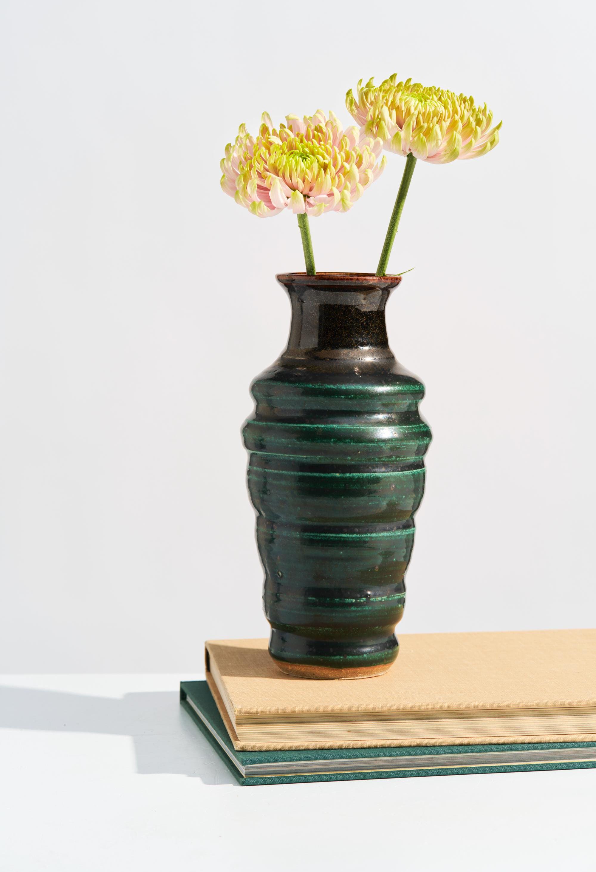 ヴィンテージ エメラルド グリーン スタジオ 陶器花瓶 // 彫刻的なリブ