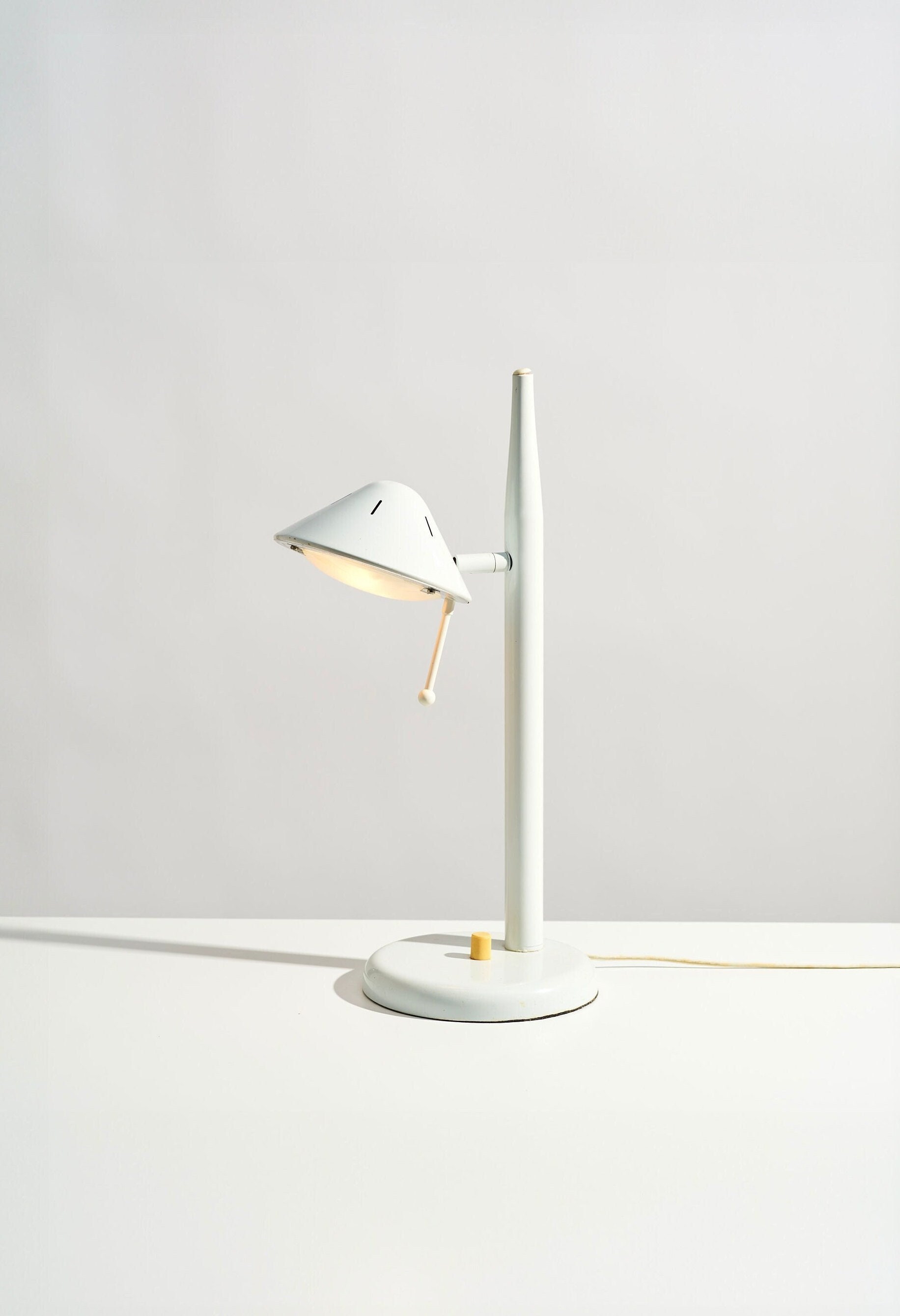 lampe de bureau articulée postmoderne des années 1980//éclairage travail vintage en métal blanc et jaune