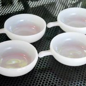 Vintage Passendes Set mit 4 weißen Milchglas-Suppenschüsseln