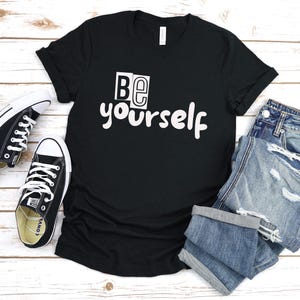 T-shirt Be Yourself, inspirerend grafisch T-shirt, positieve vibes, uniseks shirt, zelfexpressietop, motiverende kleding, zelfvertrouwen