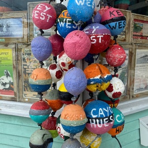 Bouées nautiques - Décoration colorée et ludique de Key West. Ces bouées nautiques étaient accrochées devant un magasin de cartes à Key West, téléchargement numérique