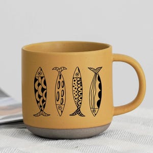 Graverad kaffemugg fiskmugg, sardin keramisk rolig mugg, fiskare present till pappa familjepresent till henne, present födelsedagspresentidéer, present till honom ZT