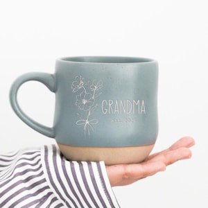 Taza de café grande grabada con flor de nacimiento, taza de cerámica personalizada, regalo familiar, taza de Navidad personalizada, regalo del Día de la Madre para ella.