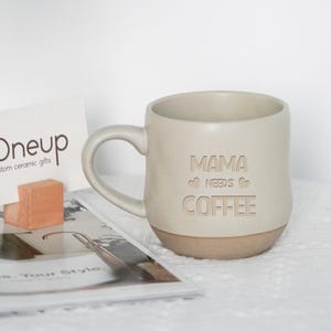 Puede incluir: Un juego de tres tazas de cerámica con un acabado moteado y mate. Las tazas son de color crema, gris claro y gris oscuro. Cada taza tiene un diseño simple y minimalista, ideal para café o té.