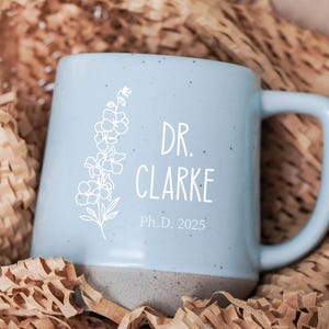 Kundenspezifische keramische Kaffeetasse, personalisierte Becher, Geburts-Blumen gravierte Geschenke Bester Freund Geschenk für ihn, 21. Geburtstagsgeschenk für sie, Geschenkideen JD