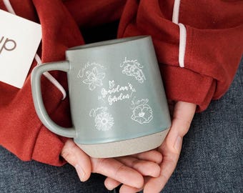 Giardino della nonna personalizzato, tazza personalizzata, tazza con giardino di fiori per la nascita, tazza per nonna per la mamma, regalo per la mamma, tazza da caffè di Natale per la famiglia