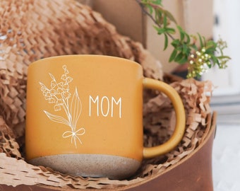 Mug personnalisé Mug fleur de naissance, grande tasse poterie personnalisée, tasse à café personnalisée, idées cadeaux à graver, cadeaux fête des mères, cadeau belle-mère