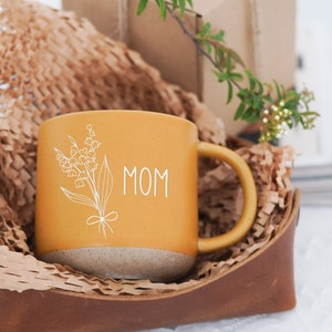 Mug personnalisé Mug fleur de naissance, grande tasse poterie personnalisée, tasse à café personnalisée, idées cadeaux à graver, cadeaux fête des mères, cadeau belle-mère image 1