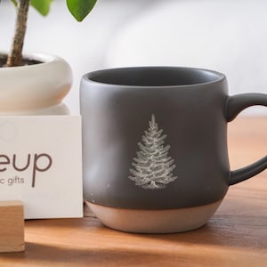 Taza de café de cerámica grabada con diseño de pino, taza rústica con diseño de árbol, taza grande de cerámica estilo granja, regalo de Navidad para él, taza con diseño de árbol de Navidad PD