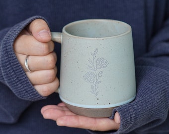 Mug personnalisé, cadeau d'anniversaire pour elle, mug fleur de naissance, mug personnalisé, idée cadeau personnalisée, cadeau amateur de café, cadeau gravé personnalisé