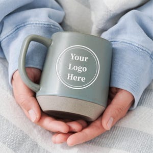 Individueller Becher Logo Kaffeebecher personalisiertes Geschenk, personalisierter Becher Keramikbecher Firmenbecher gravierter Logobecher JD