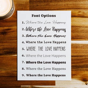 Pode incluir: Um cart&atilde;o branco exibe nove op&ccedil;&otilde;es de fontes para a frase "Where the Love Happens". O texto "Font Options" est&aacute; no topo. O cart&atilde;o est&aacute; sobre uma superf&iacute;cie de madeira, com uma vela acesa em um porta-velas de vidro no canto superior esquerdo.