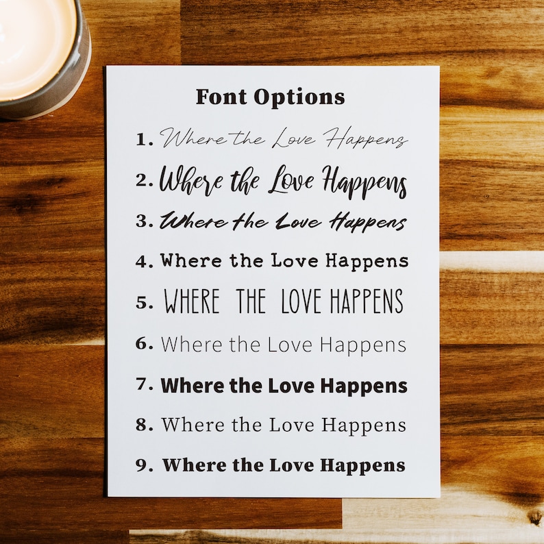 Pode incluir: Um cart&atilde;o branco exibe nove op&ccedil;&otilde;es de fontes para a frase "Where the Love Happens". O texto "Font Options" est&aacute; no topo. O cart&atilde;o est&aacute; sobre uma superf&iacute;cie de madeira, com uma vela acesa em um porta-velas de vidro no canto superior esquerdo.