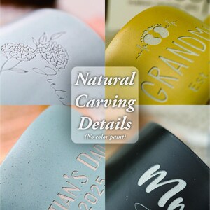 Pode incluir: Close-up de itens personalizados com detalhes de entalhe natural. A imagem mostra v&aacute;rios itens com textos e desenhos gravados, incluindo padr&otilde;es florais, nomes e datas. O texto "Natural Carving Details" tamb&eacute;m &eacute; vis&iacute;vel.
