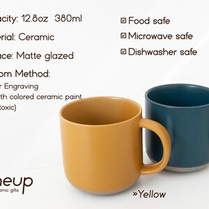 Pode incluir: Duas canecas de cer&acirc;mica, uma amarela e outra azul, com superf&iacute;cies foscas. Cada caneca tem capacidade para 380 ml. As canecas s&atilde;o seguras para micro-ondas e m&aacute;quina de lavar lou&ccedil;a, e s&atilde;o seguras para alimentos. Grava&ccedil;&atilde;o a laser personalizada.