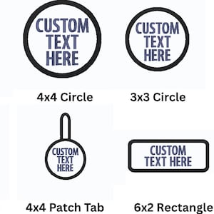 Może przedstawiać: Na białym tle zaprezentowano sześć różnych wzorów naszywek z napisem "CUSTOM TEXT HERE" w ciemnoniebieskim kolorze. Kształty obejmują kwadrat 4x4, koło 4x4, koło 3x3, zakładkę naszywki 3x3, zakładkę naszywki 4x4 i prostokąt 15,24 cm x 5,08 cm.