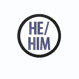 Puede incluir: Un botón redondo blanco con un borde negro. El texto "HE/HIM" en azul está centrado dentro del círculo. El diseño es simple y claro, adecuado para diversas aplicaciones.