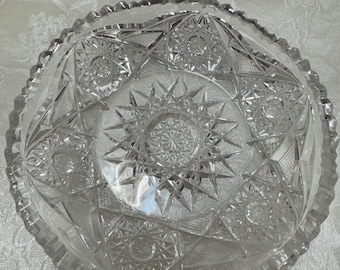 Cuenco antiguo de cristal tallado brillante