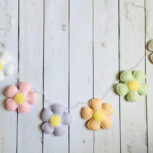 Daisy Felt Garland, Pastel Daisy Flower Garland, Girl Nursery Wall Decor, Baby Shower Gift, Felt Bunting, Baby Room Decor, Daisy Wall Decor