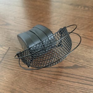 Puede incluir: Auriculares negros con diadema de malla. La diadema est&aacute; hecha de malla met&aacute;lica negra con un patr&oacute;n de panal.