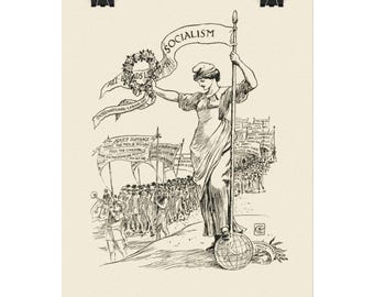 Puede incluir: Impresión vintage en blanco y negro que representa a una mujer sosteniendo una pancarta con la palabra "Socialismo". La impresión presenta una multitud de personas marchando con pancartas, y las palabras "Adult Suffrage" e "International Labour Day" son visibles.
