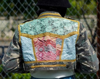 Chaqueta militar corta con parches de camuflaje, estilo bohemio vintage de los años 90, con espalda de encaje, hecha a mano, para festivales, con técnica mixta reciclada, prenda exterior llamativa