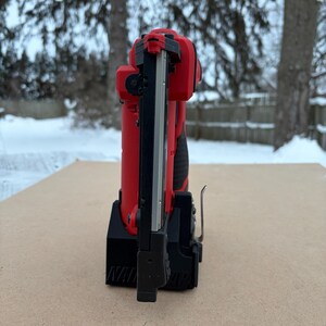 NAILSWAP Ersatz Nagelhalter für Milwaukee M12 23 Ga. Stift Nagler Bild 11