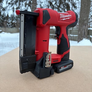 Scomparto per chiodi di ricambio NAILSWAP per chiodatrice a spilli Milwaukee M12 calibro 23