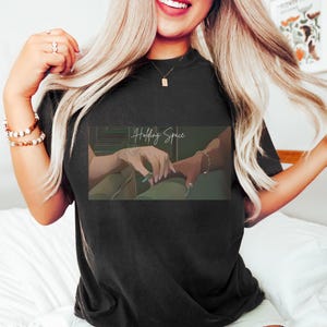 ウィキッド Tシャツ スペースを保持 アリアナ シンシア 指ホールド ディファイング グラビティ ミーム ウィキッド 映画ギフト ブロードウェイ シャツ グリンダ エルファバ