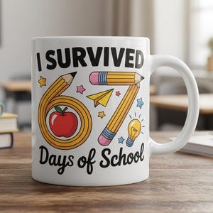 Peut inclure: Mug en céramique blanche avec l'inscription "I Survived 67 Days of School". Le motif comprend des crayons jaunes, une pomme rouge, des étoiles, un avion en papier et une ampoule. Un cadeau amusant pour les étudiants.