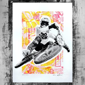 Op de afbeelding: Zwart-wit print van een motorcrosser in actie, tegen een gele en roze halftone achtergrond. De rijder draagt een helm en een bril. Tekst bevat "BUY NOW! SAVE" en "OBSERVE".