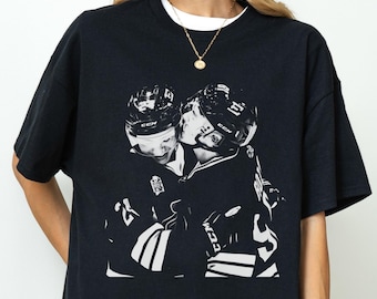 Camiseta "We're Going to the Cottage" de la serie "Acalorada rivalidad", camiseta de Hudson Williams y Connor Storrie, camiseta unisex, camiseta de hockey, regalo para amantes del cine.