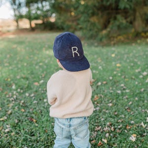 Gorra de béisbol Courdoroy con nombre personalizado o inicial bordada / Letras bordadas a mano para bebés y niños pequeños / Gorra para niños con ala suave