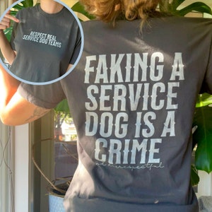 Fingir um cão de serviço é uma camisa do crime, equipe de adestradores de cães de serviço, amante de cães, presente de treinador de cães