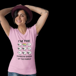 LGBTプライドVネックTシャツ、レインボーシープファミリーギフト、彼女への面白いLGBTQTシャツ、プライドアパレル、LGBTQファッション