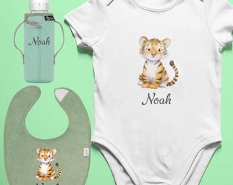 Set de regalo personalizado para bebé niño: funda para biberón, babero y body personalizados. Regalo para baby shower, conjunto para recién nacido y regalo con nombre.