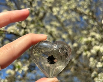 Talla de corazón de cuarzo de jardín- Cristal de corazón pulido- Piedra preciosa natural-