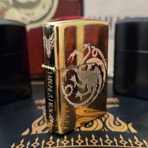Briquet coupe-vent gravé La Maison du Dragon de Game of Thrones - Sigil Targaryen avec carte de titre et logo dragon