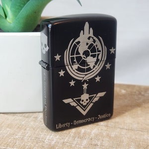 Briquet coupe-vent gravé Helldivers - Logo Super Earth & Skull avec texte personnalisable