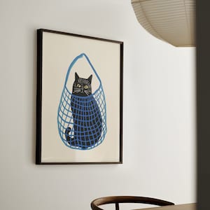 Arte mural imprimible de gato negro divertido - Decoración peculiar para mascotas - Póster de gato negro en bolsa de malla azul para descargar