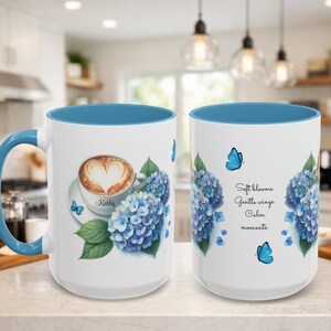 Gepersonaliseerde hortensiakoffiemok • Beker met aangepaste naam • Vlinderbloemencadeau (11, 15oz)