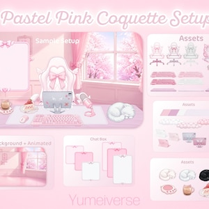 Può includere: Un'illustrazione digitale intitolata Pastel Pink Coquette Setup di Yumeiverse, che mostra una scrivania con computer, tastiera, mouse, cuffie con orecchie di gatto, un gatto che dorme e vari elementi come sedie, finestre di chat e accessori.