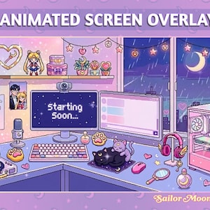 Peut inclure: Illustration numérique sur le thème de Sailor Moon, représentant une configuration informatique. La scène comprend un clavier, un microphone et deux écrans, dont un affichant "Starting Soon...". Éléments décoratifs : étagère avec figurines, fenêtre avec lune, et tour PC.