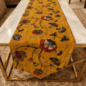 Camino de mesa de terciopelo amarillo mostaza, camino de mesa con estampado floral, decoración de mesa floral india, camino de mesa de comedor bohemio, decoración festiva para el hogar