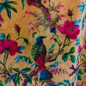 Tissu velours de coton jaune moutarde : moutarde, oiseaux de paradis, rembourrage à imprimé oiseaux, matelassage