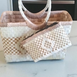 Women&#39;s woven handbag with mini wallet