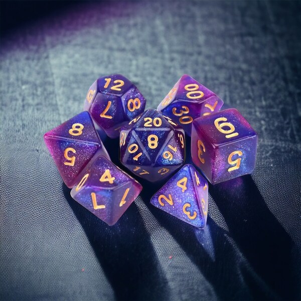 Galaktisches Zauber: Polyedrische Würfelset || Soft Edge || dice dnd set || Violett with blue and Gold numbers resin DnD Dice Set