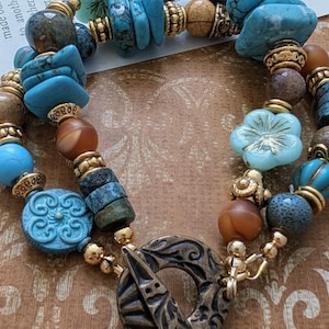 Turkoois magnesiet jaspis armband | Bohokralen sieraden met twee strengen | Stapel glazen bloem klei