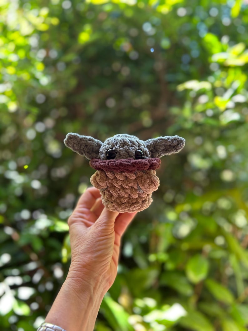 Peluche de Baby Yoda / Amigurumi de crochet hecho a mano imagen 1
